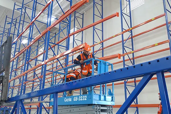 Técnico instalando racks industriales